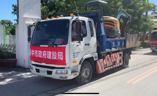 挺進花蓮馳援 中市建設局重機具投入泥濘災區