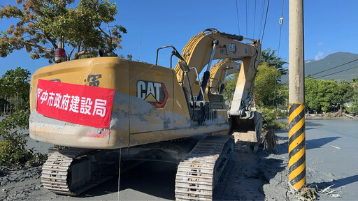 挺進花蓮馳援 中市建設局重機具投入泥濘災區