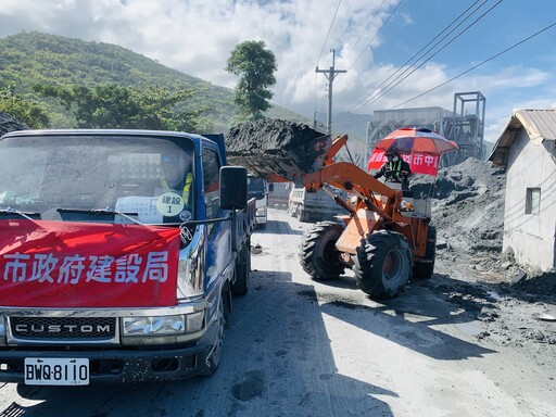 台中隊續馳援花蓮! 中市府救災團員舉家入志工「鏟子超人」行列 義舉當地民眾動容
