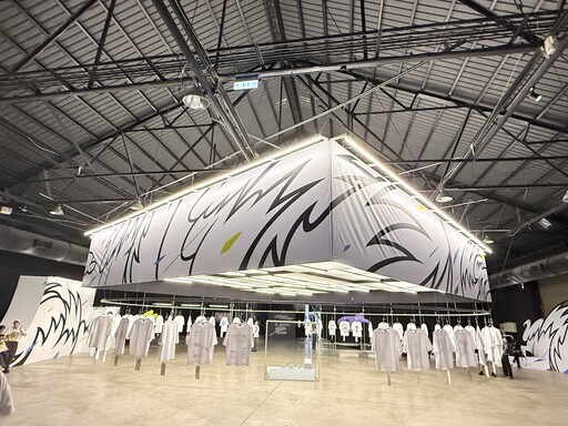 2025 高雄設計節把高雄變潮牌 開幕日陳其邁現場創作高雄潮T