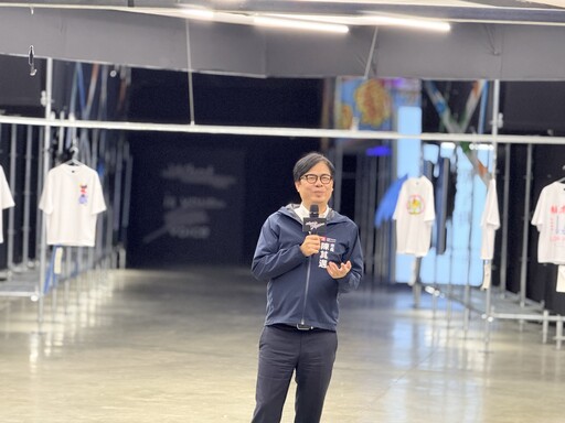 2025 高雄設計節把高雄變潮牌 開幕日陳其邁現場創作高雄潮T