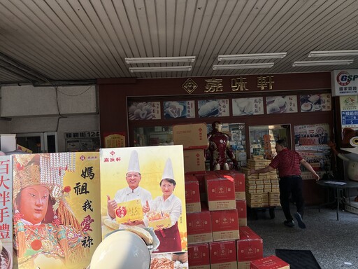 台中市府專車送達花蓮!在地企業嘉味軒捐贈6000片太陽餅獻暖 盧致謝讚義舉
