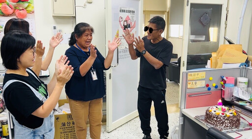 街友自立變身保全幹部 贈中市社工生日蛋糕感謝扶持