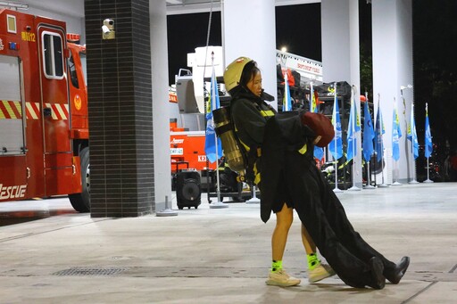 嘉義市義消出征全國賽!黃敏惠授旗勉勵 11位鐵娘子挑戰火場救援