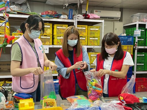 新北企業志工體驗 板信商銀員工進玩具銀行 讓玩具重生