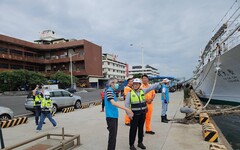 因應鳳凰颱風臨近 高雄港務公司會同高雄市海洋局 於前鎮漁港進行陸、海巡檢