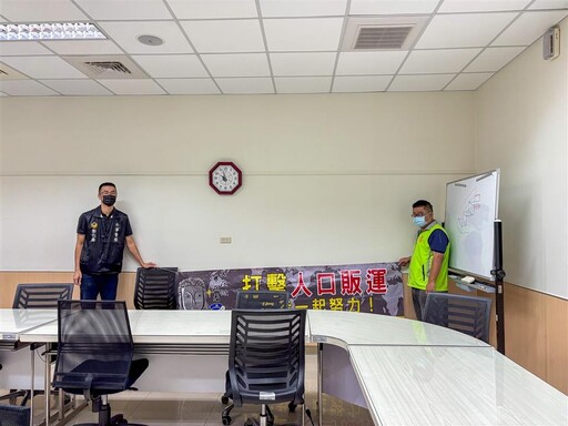 芳苑警深入「碁富食品」公司 宣導交通安全、家暴防治及防制人口販運