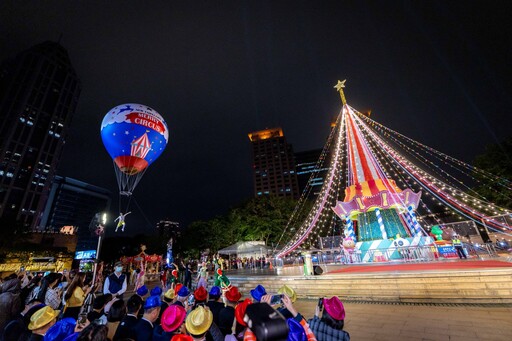 2025新北歡樂耶誕城今晚開城 女神李雅英、LINE FRIENDS兔兔、侯友宜共同點燈