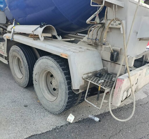 高雄水泥預拌車左轉疑A柱擋視線 輾斃8旬婦