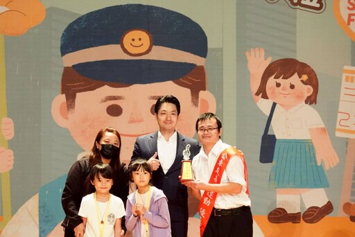 台北公車服務獲市民按讚 蔣萬安親頒獎項肯定駕駛溫暖舉動