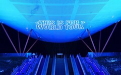 TWICE首次攻佔高雄世運主場館開唱 高捷攜手市府打造升級版藍色應