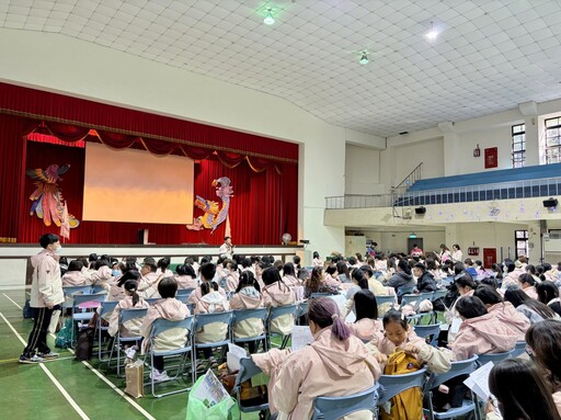 中市語文競賽代表隊進軍全國 教育局賴副局長授旗期許再創佳績！