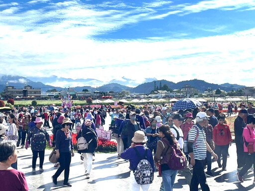 花海花毯節人氣旺、在地特產500條杏鮑菇香腸免費送 橘色波斯菊、紅色百日草、本週大爆發