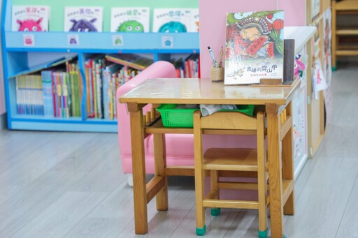 家長感動到紅眼框!木製桌椅開放學生免費領用 盧市長:持續努力改善孩子學習環境