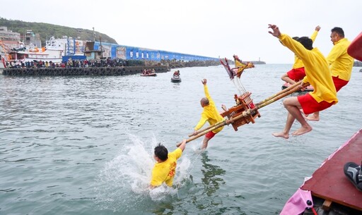 野柳神明淨港文化祭 百人跳水祈平安豐收