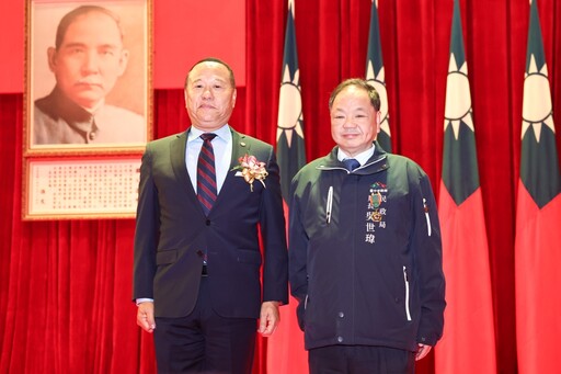 中市府連3年奪績優役政單位 民政局長吳世瑋獲頒「一星寶星」獎章