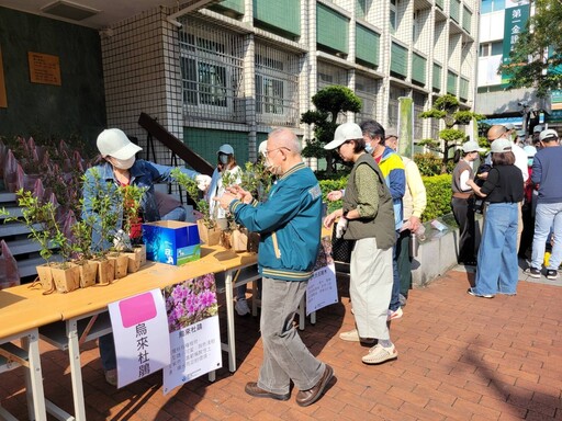 林保署新竹分署贈苗「一起集點樹」 2000株苗木1小時秒殺一空