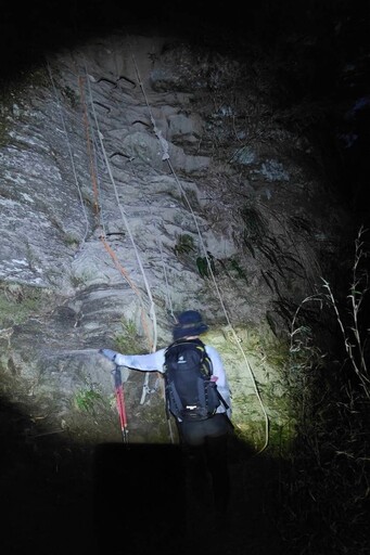 分秒必爭 登山客三千米高山迷途遇險 警界登山高手 7小時救援2人脫困