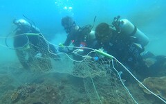 重視海洋保育 向海致敬為環境盡份力 環管署署長帶頭潛水清覆網