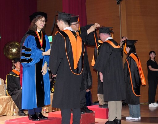 龍華科大畢業典禮 蘇俊賓勉學子發揮所學貢獻社會