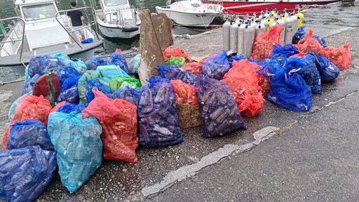 公私協力淨海 新北50位潛將清出297.3公斤廢棄物