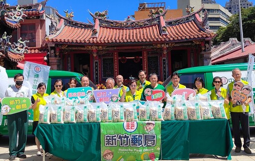 新竹郵局捐贈1,500斤愛心米 委關帝廟轉發清寒家庭