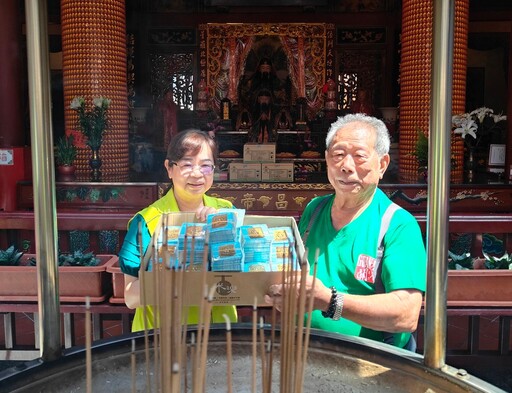 新竹郵局捐贈1,500斤愛心米 委關帝廟轉發清寒家庭