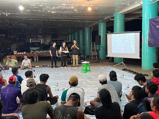 宣導無遠弗屆 基二警保護印尼朋友不受詐不接觸毒品 攜手印尼漁工一同打詐 識詐及防制毒品