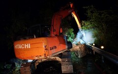 三峽北114線道路清晨4：30分搶通 抗癌鬥士冒雨搏鬥令人感動