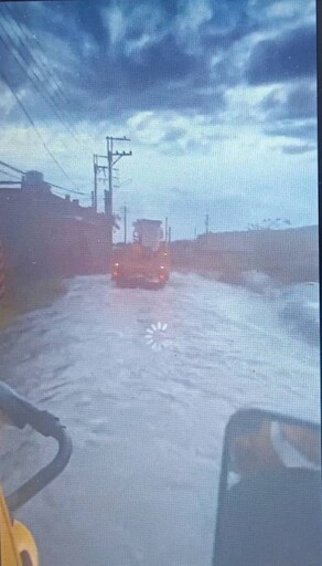 跨區雲嘉支援搶修 台電北西區處人員涉水繞道前進