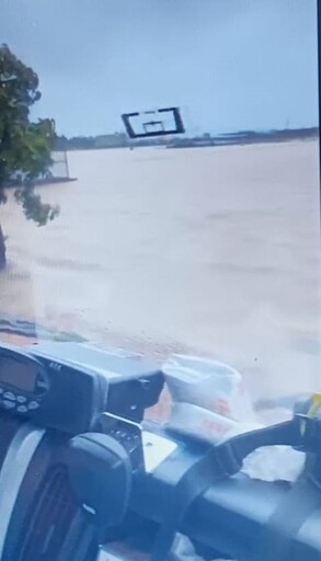 跨區雲嘉支援搶修 台電北西區處人員涉水繞道前進