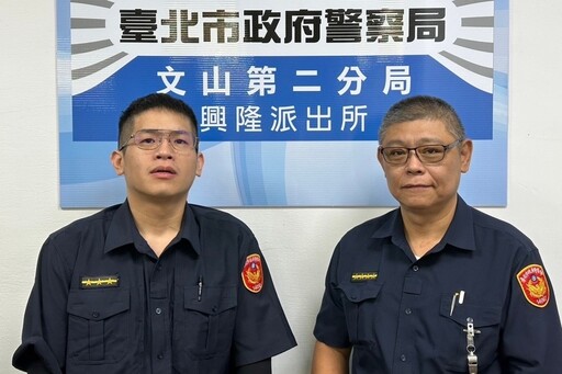 暖心解圍 巡邏巧遇拋錨車 文二警徒手推車排除