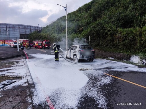 駕駛途中車輛自燃 基四警現場交管助救災