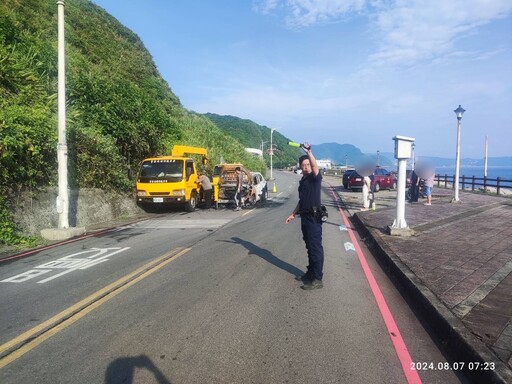 駕駛途中車輛自燃 基四警現場交管助救災