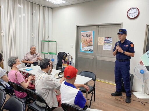 慶祝父親節 北市警走訪社區宣導反詐騙