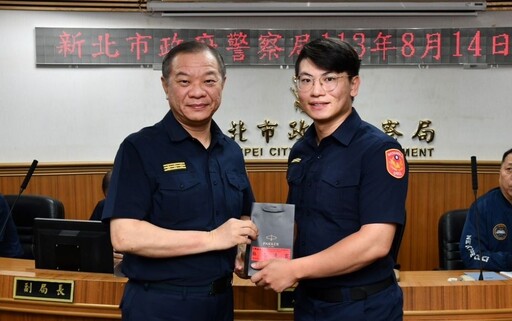 新北8警考取警大研究所 局長廖訓誠表揚贈紀念品