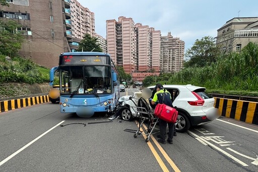 自小客車與客運擦撞事故 基警馳赴現場管制疏導