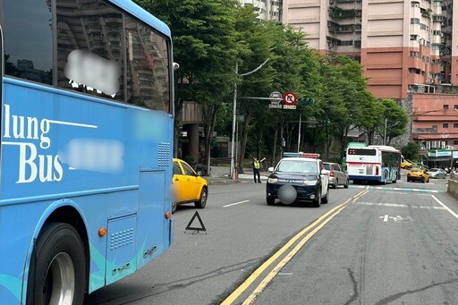 自小客車與客運擦撞事故 基警馳赴現場管制疏導