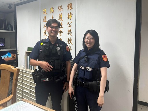 8旬老婦 腳麻 坐路旁不動 警即時發現暖心攙扶返家