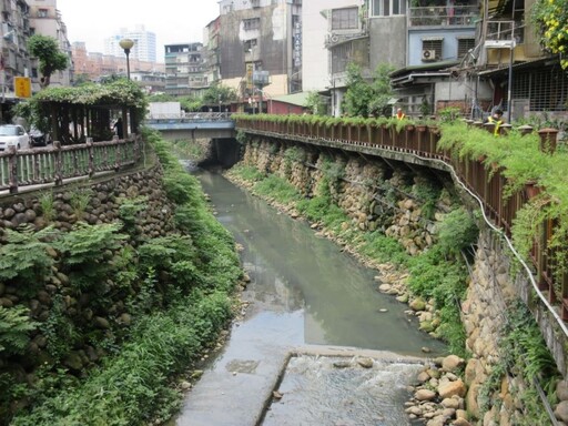 水流較緩飄惡臭 水利局明日起改善土城希望之河