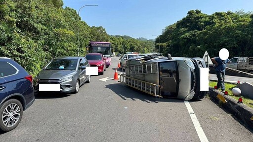 萬芳交流道口酒後駕車導致翻車事故 文一警交通快打迅速排除