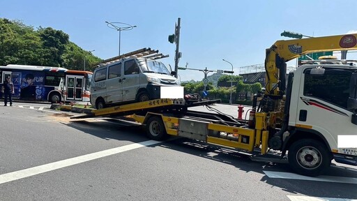 萬芳交流道口酒後駕車導致翻車事故 文一警交通快打迅速排除