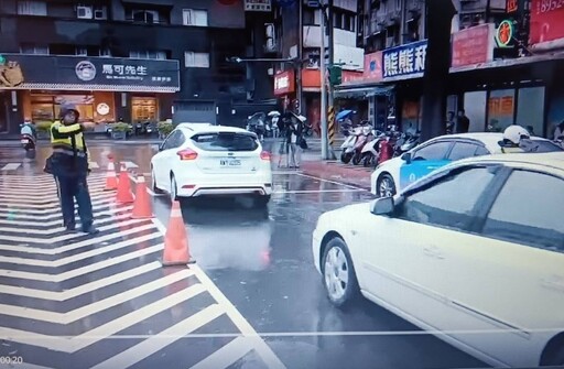 大雨導致水溝蓋大量噴水 海山警冒雨疏導交通