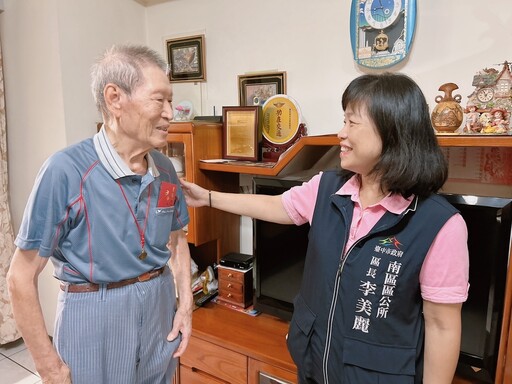 重陽登高敬老愛老 中市南區公所祝褔百歲長輩「幸福呷百二」