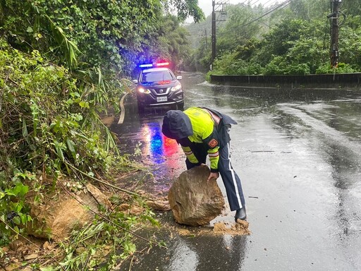 山陀兒颱風落石阻道 基警頂風雨清石助通