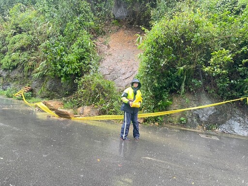 山陀兒颱風落石阻道 基警頂風雨清石助通