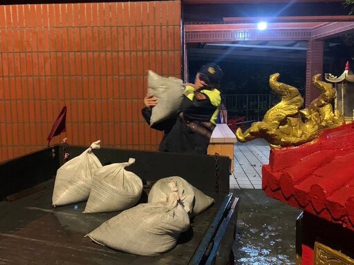 颱風虐臺 民眾求助 員警不懼風雨扛沙包救援