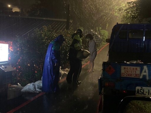 颱風虐臺 民眾求助 員警不懼風雨扛沙包救援