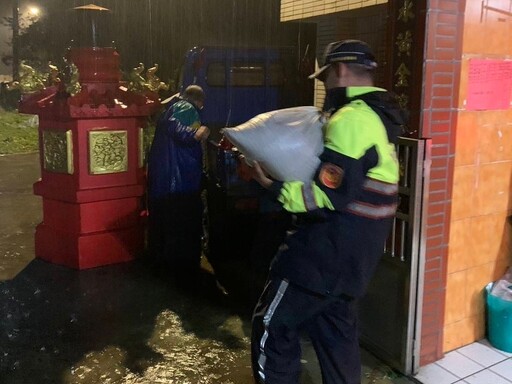 颱風虐臺 民眾求助 員警不懼風雨扛沙包救援