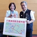 開闢漢翔至東大路 黃馨慧與建設局長「打勾勾」承諾早日動工